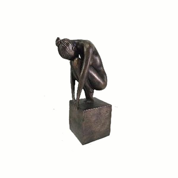 Picture of KUNINA Tiptoe sitting sculpture GD      